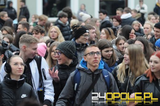 Polonez na opolskim rynku odtańczony. Maturzyści rozpoczęli odliczanie do egzaminów