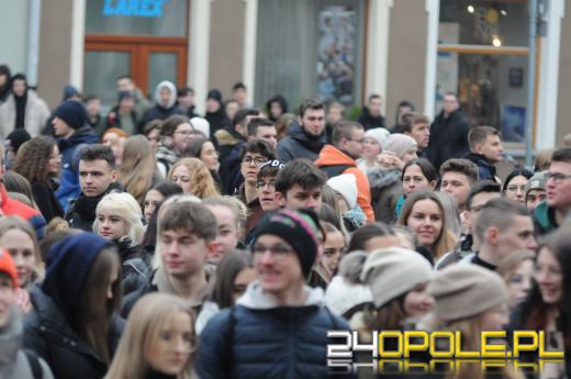 Polonez na opolskim rynku odtańczony. Maturzyści rozpoczęli odliczanie do egzaminów