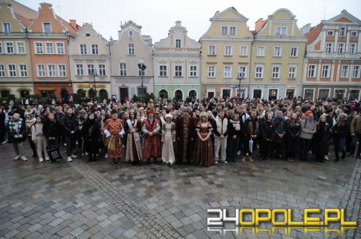 Polonez na opolskim rynku odtańczony. Maturzyści rozpoczęli odliczanie do egzaminów