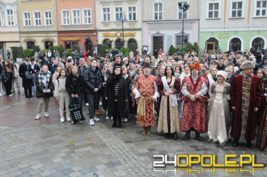 Polonez na opolskim rynku odtańczony. Maturzyści rozpoczęli odliczanie do egzaminów