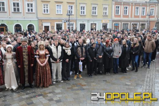 Polonez na opolskim rynku odtańczony. Maturzyści rozpoczęli odliczanie do egzaminów