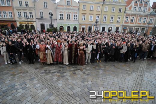Polonez na opolskim rynku odtańczony. Maturzyści rozpoczęli odliczanie do egzaminów
