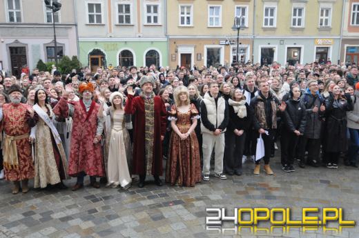 Polonez na opolskim rynku odtańczony. Maturzyści rozpoczęli odliczanie do egzaminów