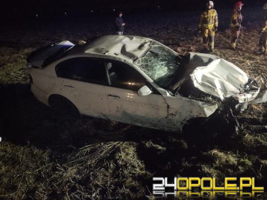 Nocny wypadek na DW 451: Dachowanie BMW w Wojciechowie