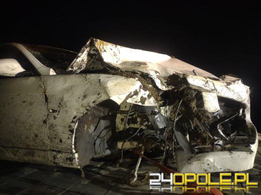 Nocny wypadek na DW 451: Dachowanie BMW w Wojciechowie