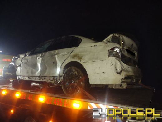 Nocny wypadek na DW 451: Dachowanie BMW w Wojciechowie
