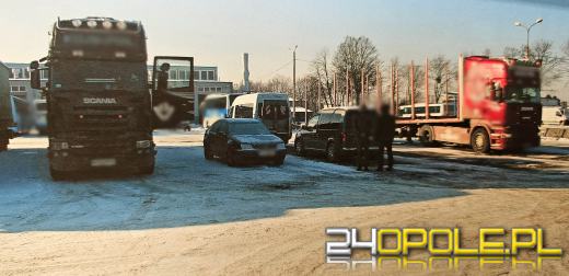 Wpadli na gorącym uczynku z kanistrami i wężami do ściągania paliwa