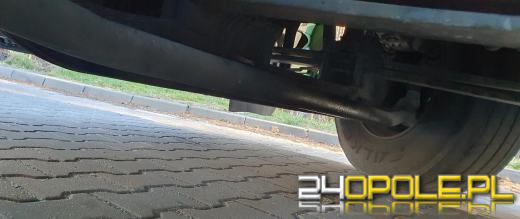 Wyciek ciemnej substancji oleistej z silnika samochodu tuż po przeprowadzonym badaniu technicznym