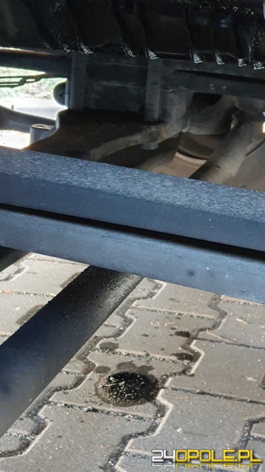 Wyciek ciemnej substancji oleistej z silnika samochodu tuż po przeprowadzonym badaniu technicznym