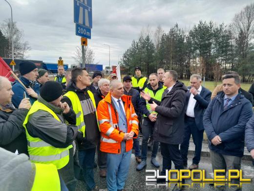 Wiceminister Paweł Gancarz w dialogu z protestującymi rolnikami w Opolskiem