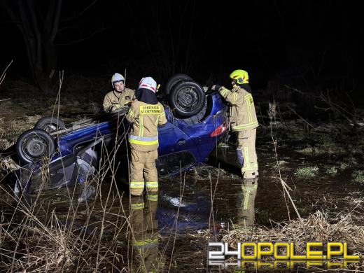 Wypadek na drodze powiatowej - pojazd wylądował na dachu