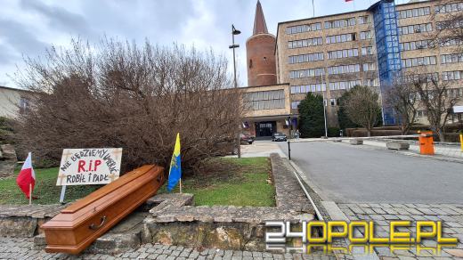 "Nie będziemy umierać". Akcja protestacyjno - informacyjna w centrum Opola