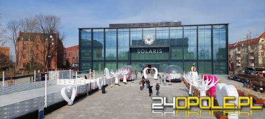 Szukasz romantycznego miejsca na zdjęcie? Przyjdź na plac Kopernika