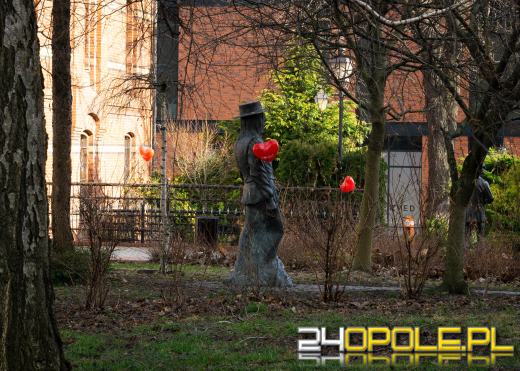 Szukasz romantycznego miejsca na zdjęcie? Przyjdź na plac Kopernika