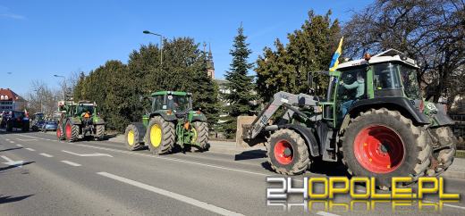 Rolnicy pod Urzędem Wojewódzkim : Chcemy rozmawiać z wojewodą