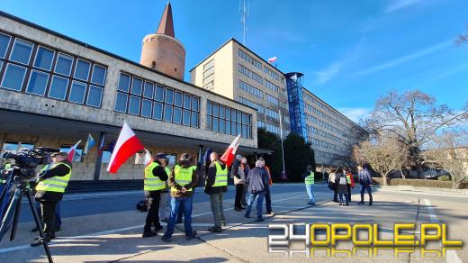 Rolnicy pod Urzędem Wojewódzkim : Chcemy rozmawiać z wojewodą