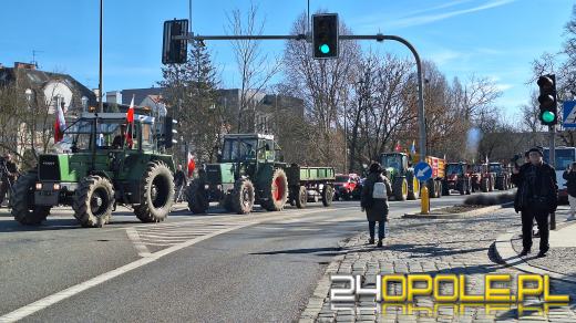 Rolnicy pod Urzędem Wojewódzkim : Chcemy rozmawiać z wojewodą
