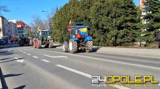 Rolnicy pod Urzędem Wojewódzkim : Chcemy rozmawiać z wojewodą