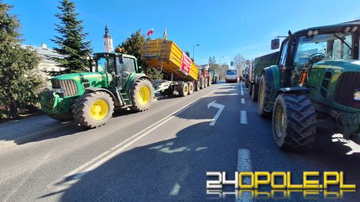 Rolnicy pod Urzędem Wojewódzkim : Chcemy rozmawiać z wojewodą