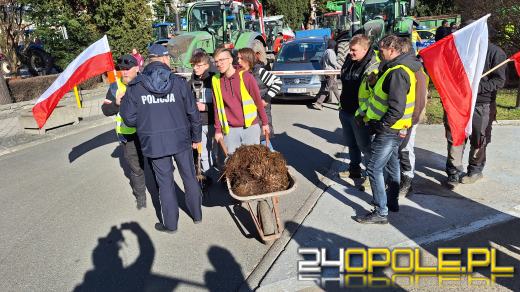 Rolnicy pod Urzędem Wojewódzkim : Chcemy rozmawiać z wojewodą