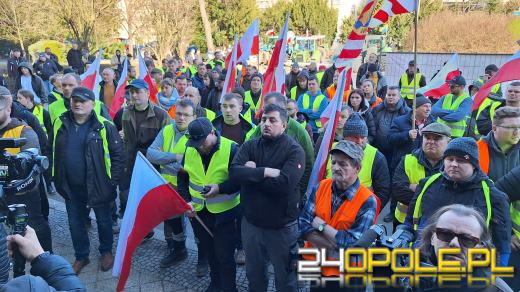 Rolnicy pod Urzędem Wojewódzkim : Chcemy rozmawiać z wojewodą