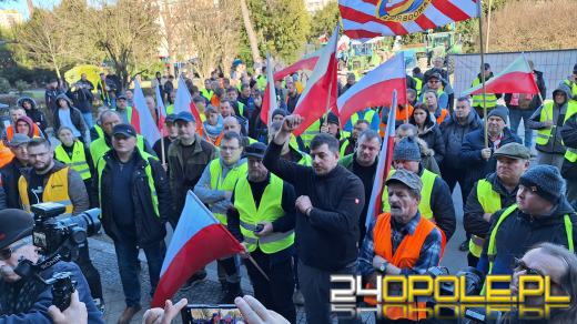 Rolnicy pod Urzędem Wojewódzkim : Chcemy rozmawiać z wojewodą