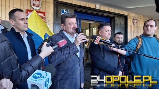 Rolnicy pod Urzędem Wojewódzkim : Chcemy rozmawiać z wojewodą