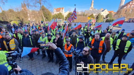 Rolnicy pod Urzędem Wojewódzkim : Chcemy rozmawiać z wojewodą