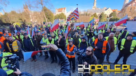 Rolnicy pod Urzędem Wojewódzkim : Chcemy rozmawiać z wojewodą