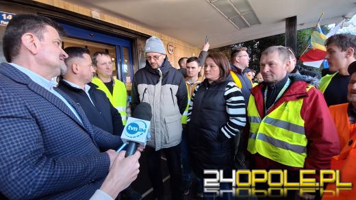 Rolnicy pod Urzędem Wojewódzkim : Chcemy rozmawiać z wojewodą