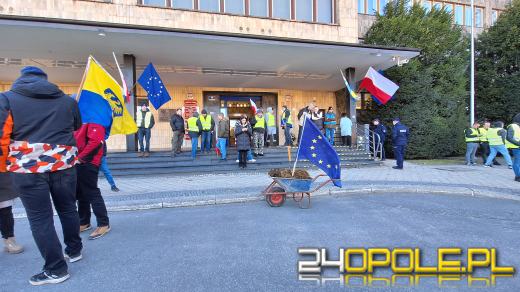 Rolnicy pod Urzędem Wojewódzkim : Chcemy rozmawiać z wojewodą