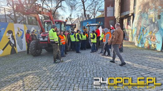 Rolnicy pod Urzędem Wojewódzkim : Chcemy rozmawiać z wojewodą