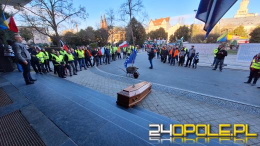 Rolnicy pod Urzędem Wojewódzkim : Chcemy rozmawiać z wojewodą