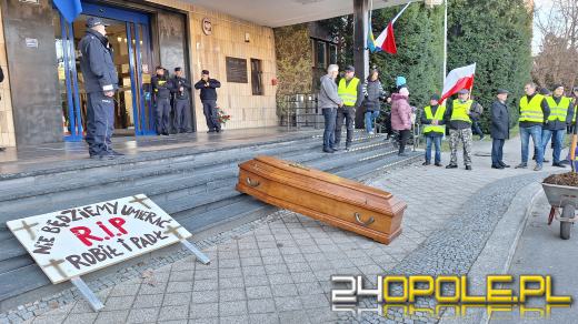 Rolnicy pod Urzędem Wojewódzkim : Chcemy rozmawiać z wojewodą