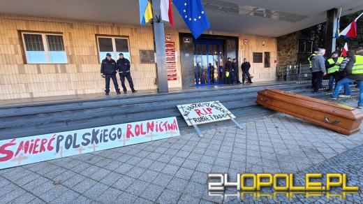 Rolnicy pod Urzędem Wojewódzkim : Chcemy rozmawiać z wojewodą