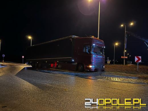 Nietrzeźwy kierujący pojazdem ciężarowym wjechał na środek ronda