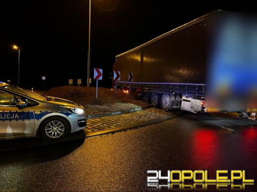 Nietrzeźwy kierujący pojazdem ciężarowym wjechał na środek ronda