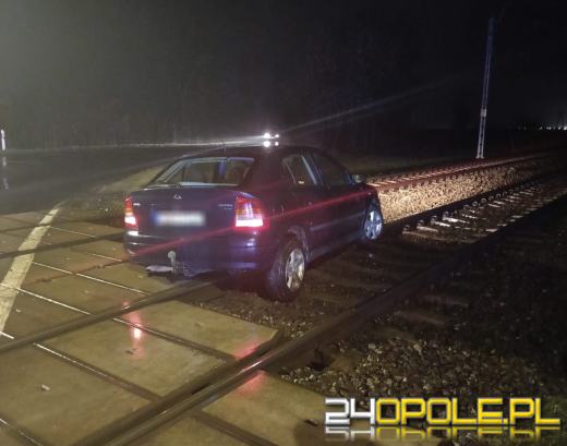 Wjechał na tory kolejowe i się zaklinował