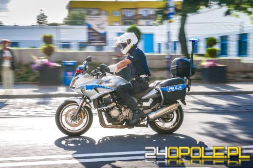 Policjanci zatrzymali motocyklistom uprawnienia za przekroczenie prędkości