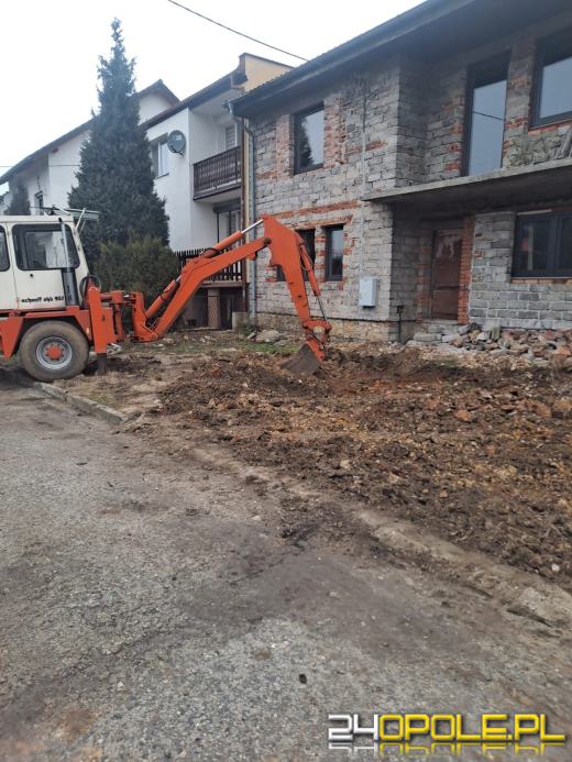 Operator koparki uszkodził rurę z gazem w Strzelcach Opolskich