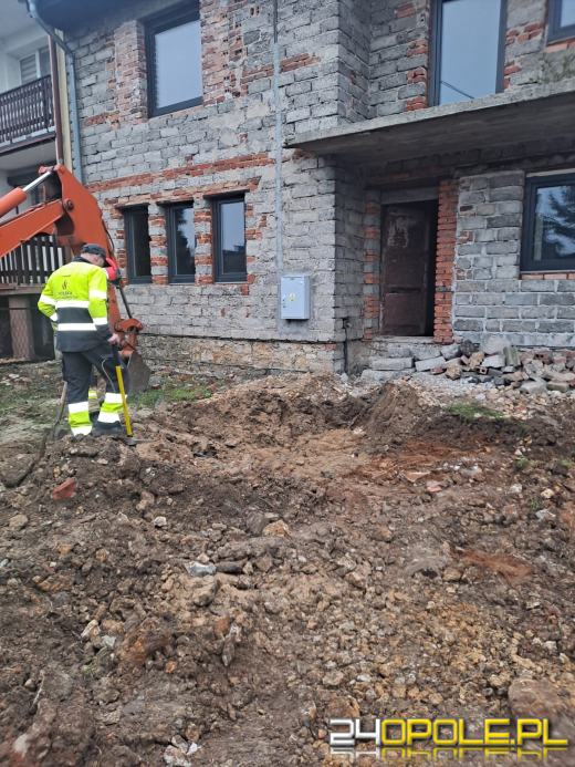 Operator koparki uszkodził rurę z gazem w Strzelcach Opolskich
