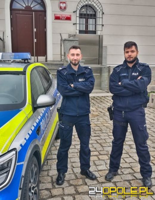 Kobieta skoczyła, lecz policjanci złapali ją w ramiona