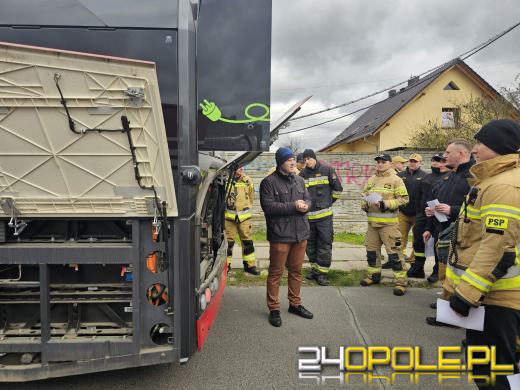 Opolscy strażacy poznali zasady ratownictwa technicznego w zdarzeniach z autobusami elektrycznymi 