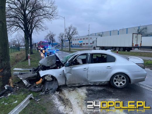 Zderzenie BMW z drzewem na ulicy Oleśnickiej w Namysłowie