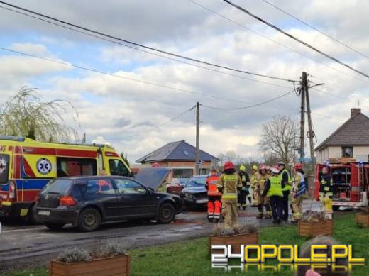 Zderzenie dwóch samochodów na ulicy Wodociągowej. Jedna osoba zabrana do szpitala