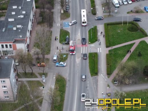 Zderzenie samochodu osobowego z autobusem MZK w Opolu