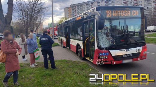 Zderzenie samochodu osobowego z autobusem MZK w Opolu