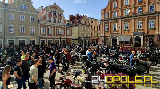 Wielkanocne "jajeczko" motocyklistów na opolskim rynku