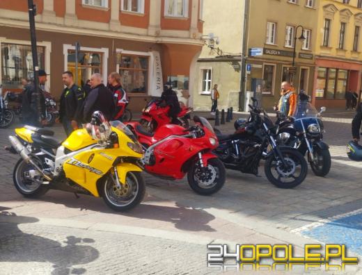 Wielkanocne "jajeczko" motocyklistów na opolskim rynku