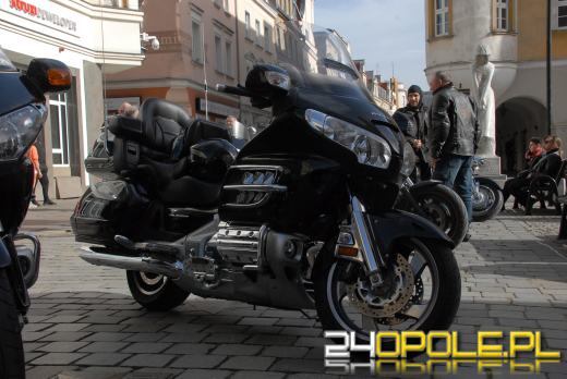 Wielkanocne "jajeczko" motocyklistów na opolskim rynku